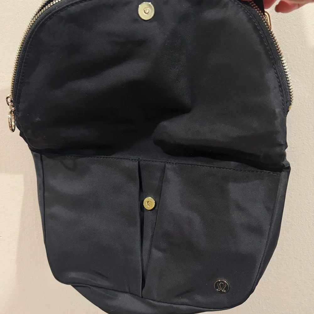 Lululemon Elegant Black Crossbody Bag - Picture 4 of 10